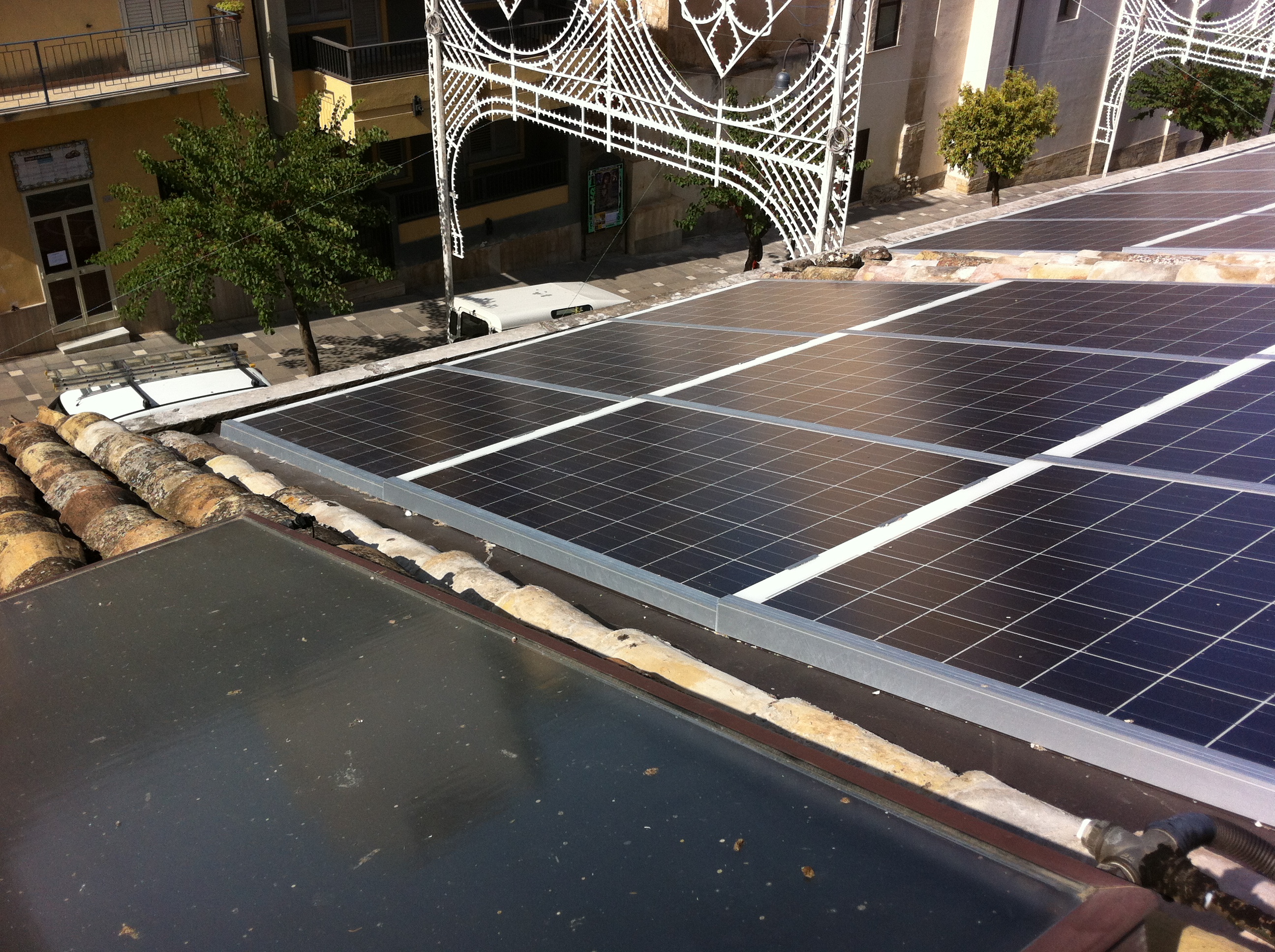 Fotovoltaico: abitazione, impianto integrato con coppi antichi e moduli Solarwatt